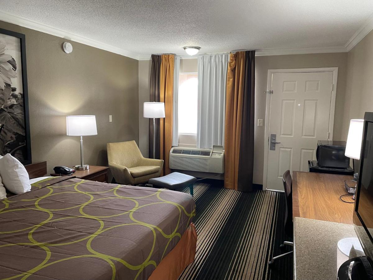 Deluxe Inn & Suites Junction City Exterior photo