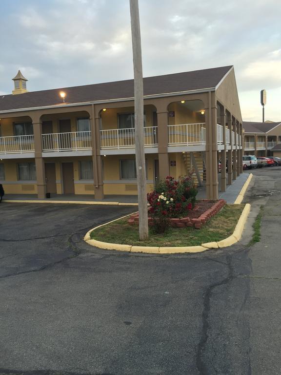 Deluxe Inn & Suites Junction City Exterior photo