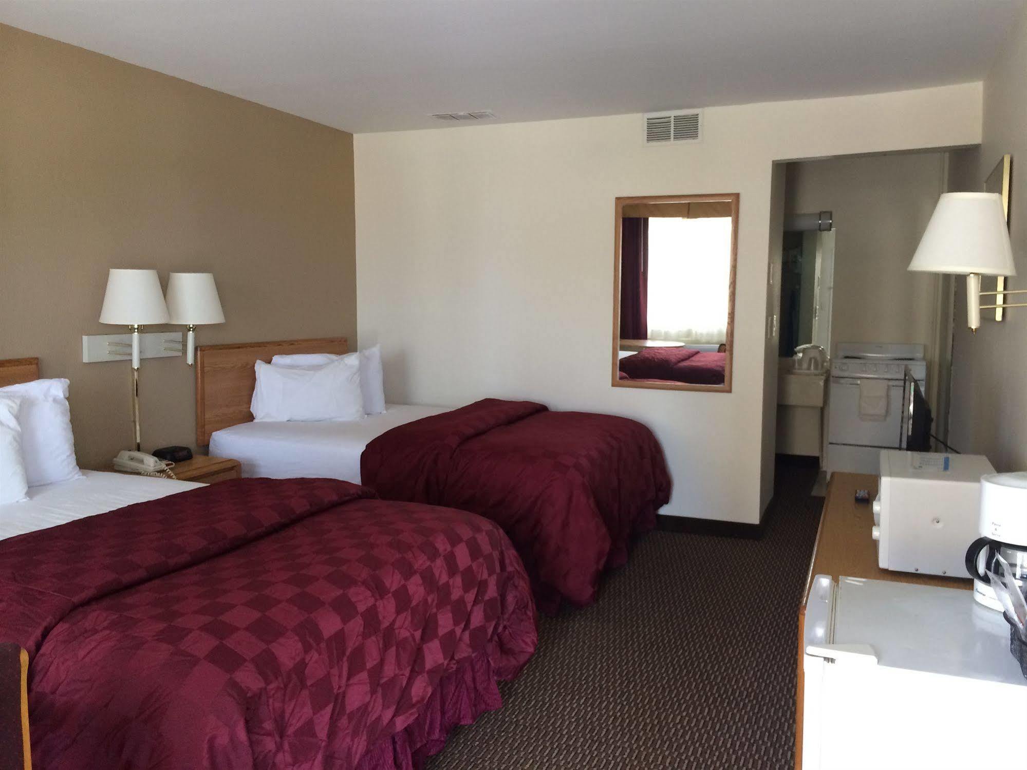 Deluxe Inn & Suites Junction City Exterior photo