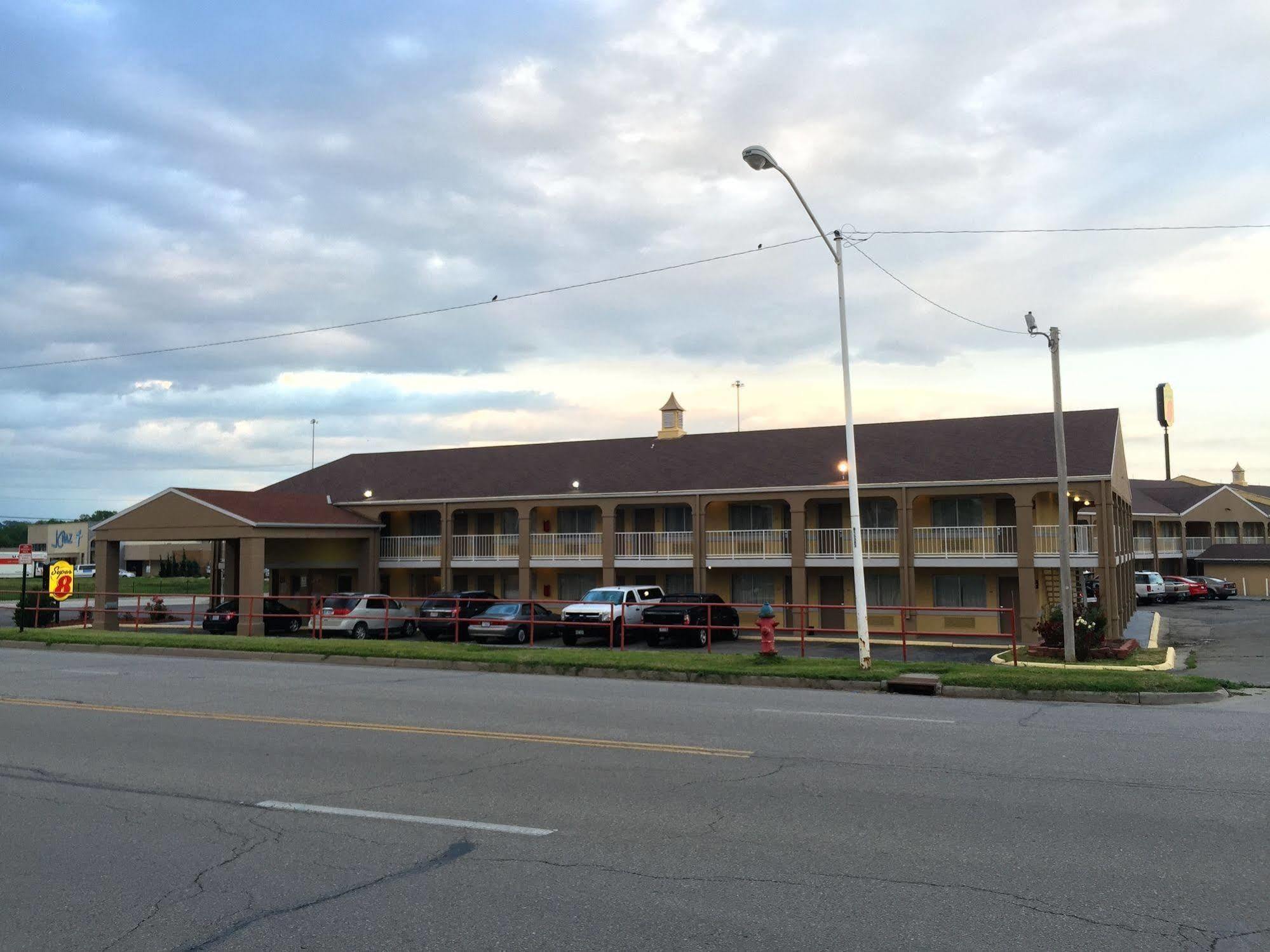 Deluxe Inn & Suites Junction City Exterior photo
