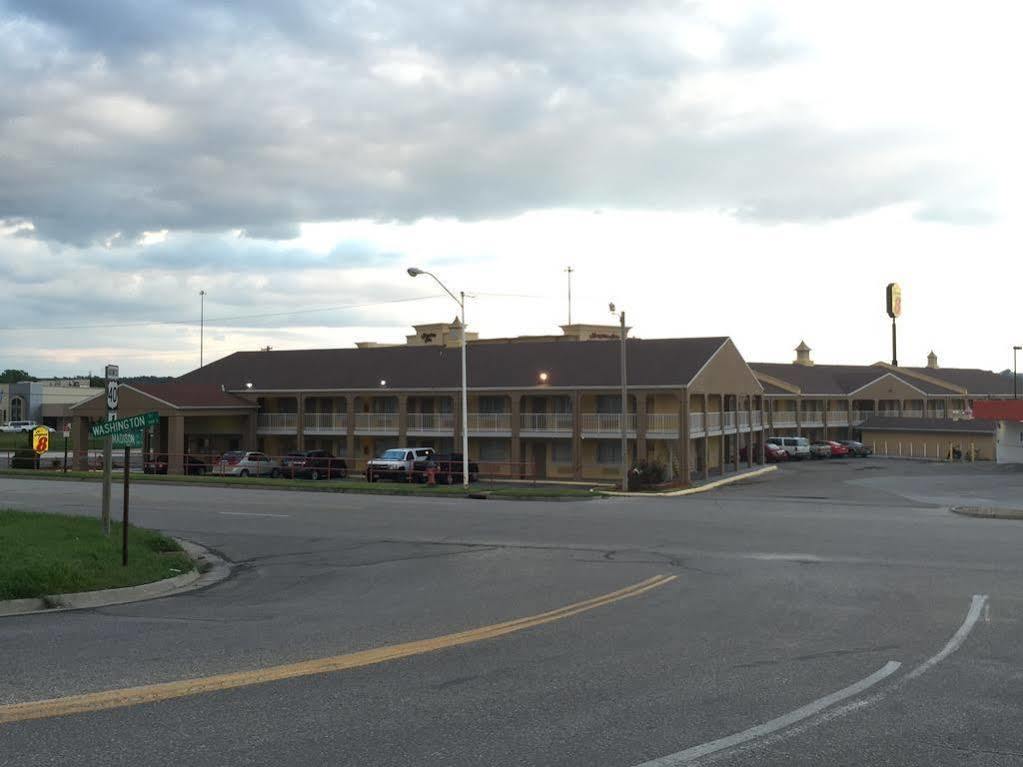 Deluxe Inn & Suites Junction City Exterior photo