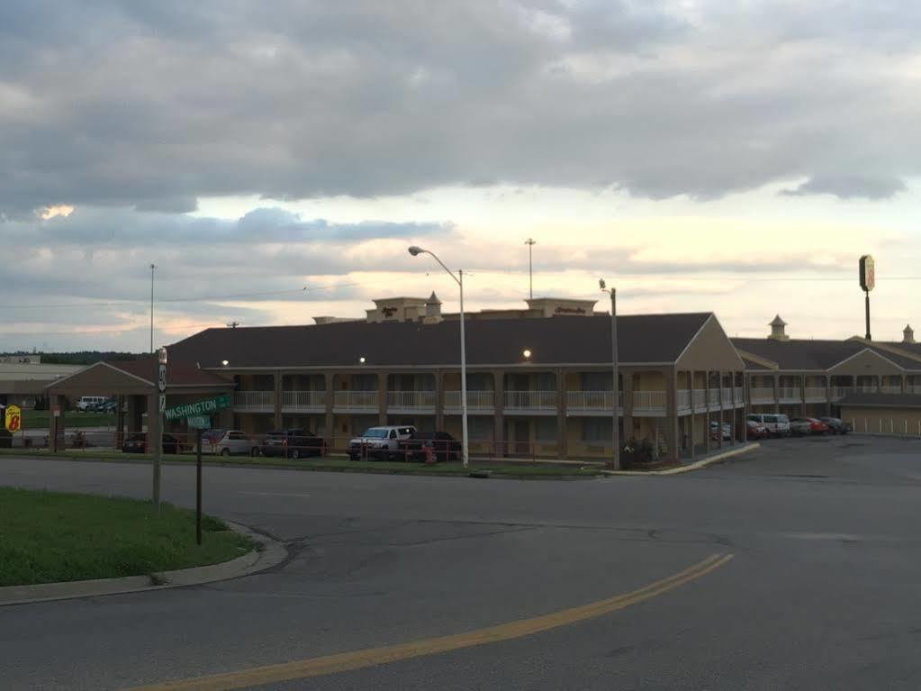Deluxe Inn & Suites Junction City Exterior photo